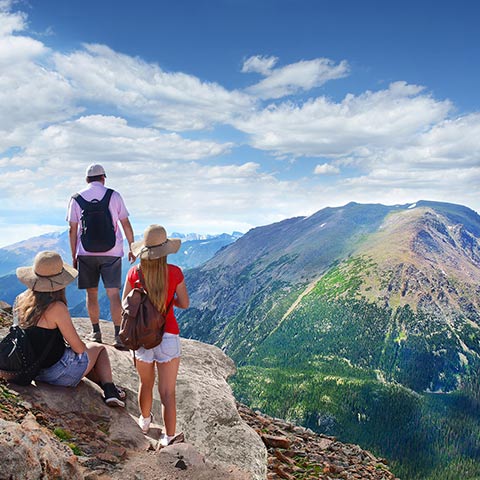 Voyageurs se détendre au sommet de la magnifique montagne.