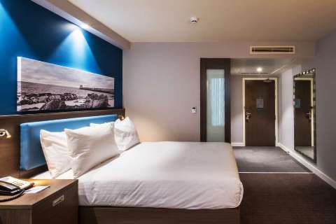 Accommodation - Hampton by Hilton Aberdeen Airport - Guest room - Aberdeen