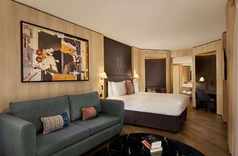 Accommodation - The Westminster, Curio Collection by Hilton - Guest room - London