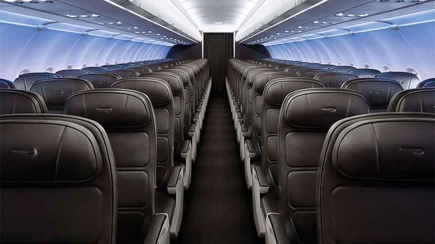 A cabine Euro Traveller de um avião Airbus A320.