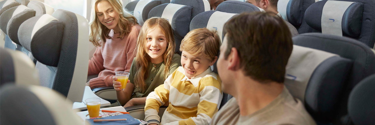 Famille voyageant en classe World Traveller.