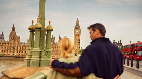 Personen schauen über die Themse auf Big Ben, London.