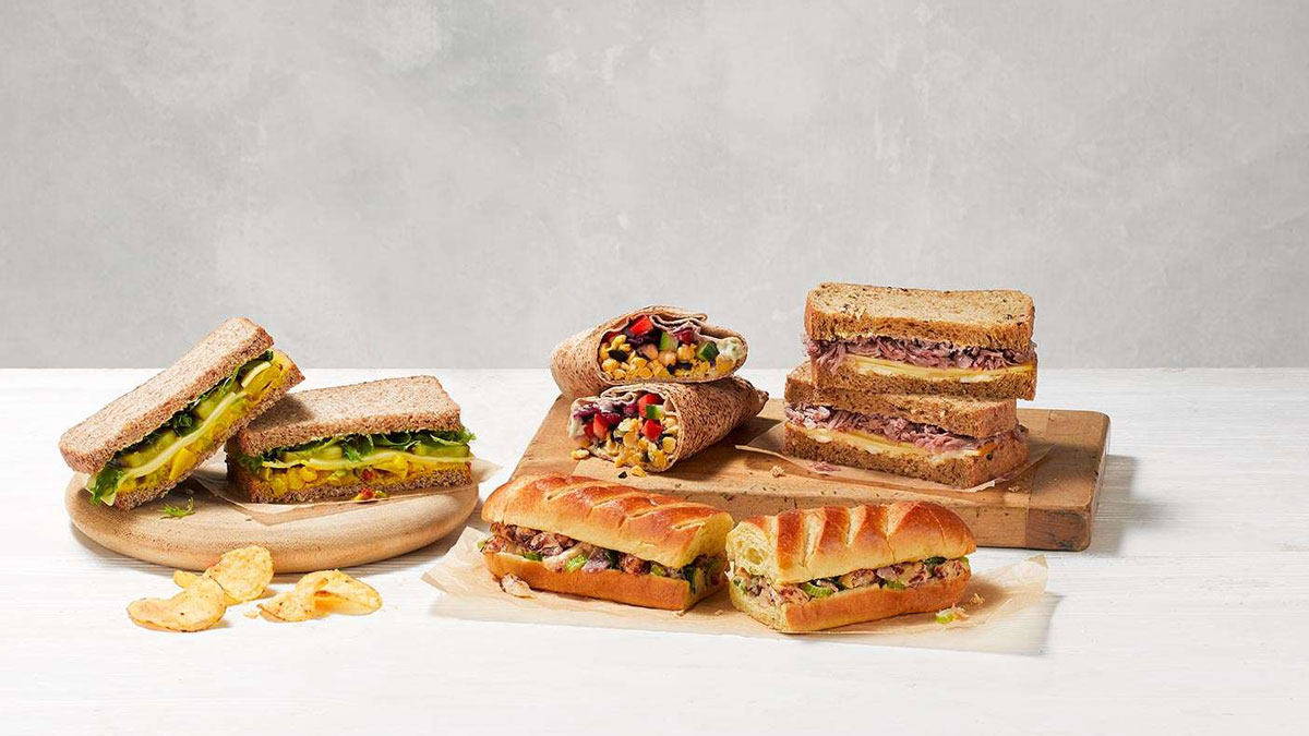 Uma seleção de sanduíches, pães, wraps e batatas fritas do menu Euro Traveller.