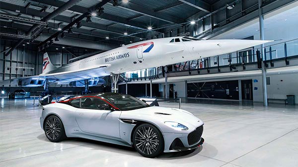 停在 Concorde 飞机前的新款限量版阿斯顿·马丁 (Aston Martin)。