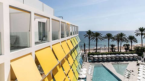 Piscina do hotel W Ibiza Resort com vista para a praia.