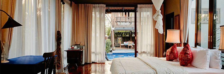 Elegante dormitorio con piscina exterior.