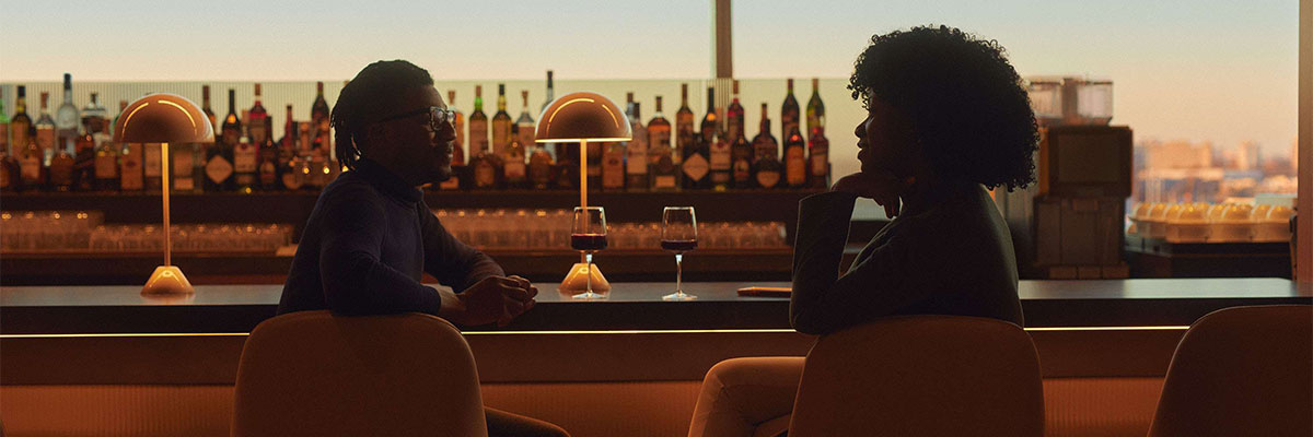 Paar bei einem Getränk in der Chelsea Lounge, JFK.