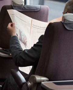 Homme assis à bord d'un train Heathrow Express.