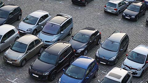 一排一排停放整齐的汽车。