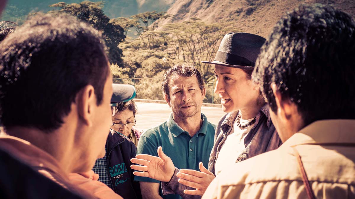 Trabalhadores peruanos na produção do café a conversar.