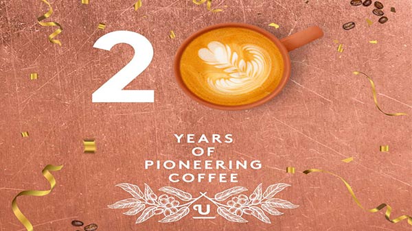 Fondo de cobre con taza de café y diseño para el 20 aniversario.