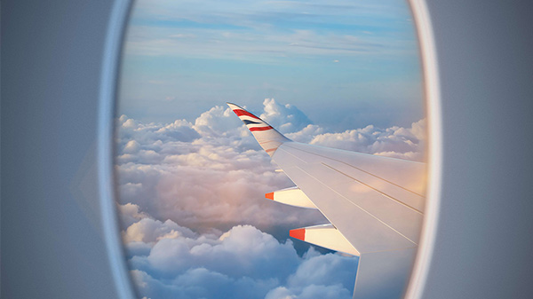 Chmury za oknem samolotu A350-1000.