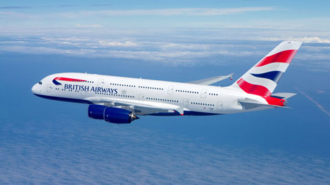 Airbus A380 che vola tra le nuvole.