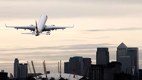 Aereo British Airways in fase di decollo all'aeroporto di Londra City