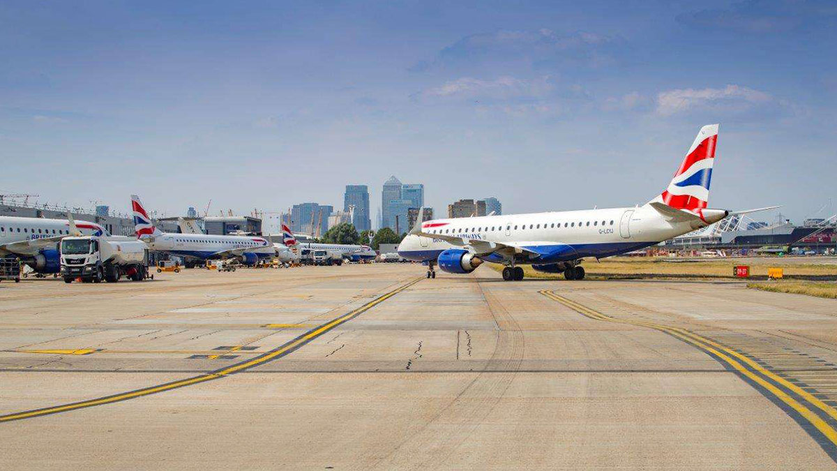 伦敦城市机场停机坪的景色。