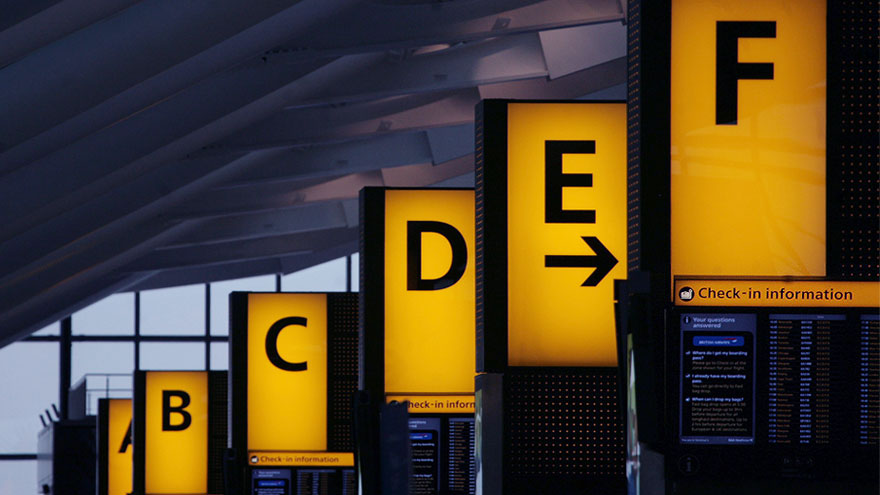 Hall des départs du terminal 5 de l'aéroport de Londres Heathrow. 