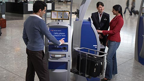 Videoterminale per il check-in nel Terminal 5 dell'aeroporto di Londra Heathrow.