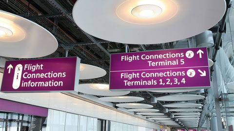伦敦希思罗机场 5 号航站楼的航班中转指示牌。