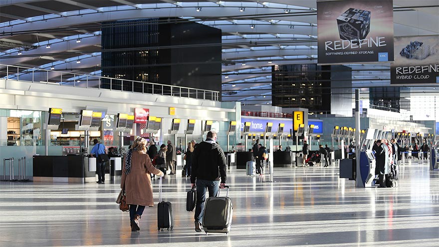 ロンドン・ヒースロー空港ターミナル5のコンコース。