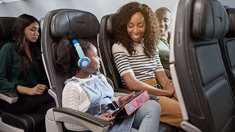 机上空中乘务员与两个女孩在一起。