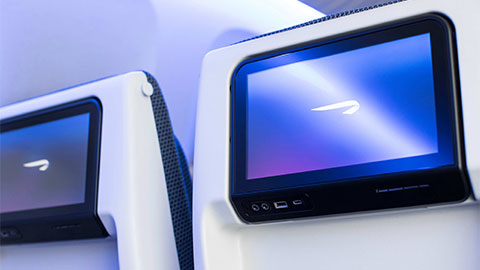 全新的波音 777-200 飞机经济客舱 (World Traveller) 座椅后方显示了机内娱乐节目屏幕。 