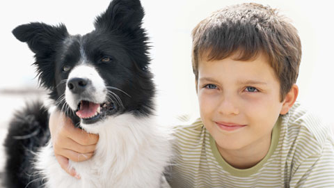 Un bambino con un cane.