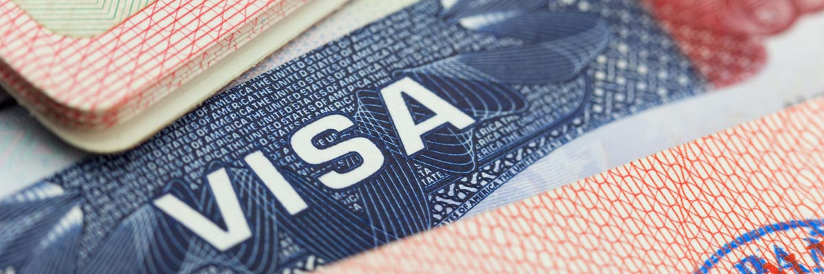 Primo piano scritta "Visa" su un passaporto.