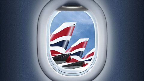 Хвостовая часть самолета British Airways, вид из окна самолета.
