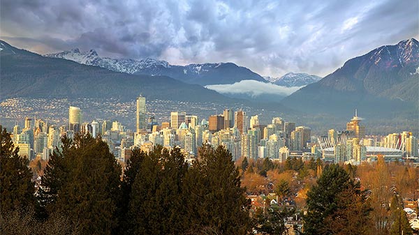 Vancouver Skyline mit Bergen, British Columbia, Kanada.