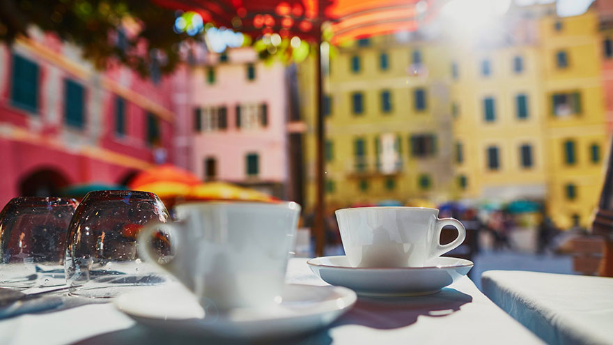 Primo piano di tazzine da caffè servite in un caffè di strada, Italia.
