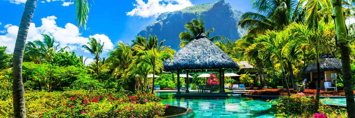 Rilassante bar a bordo piscina presso un resort tropicale, Mauritius.