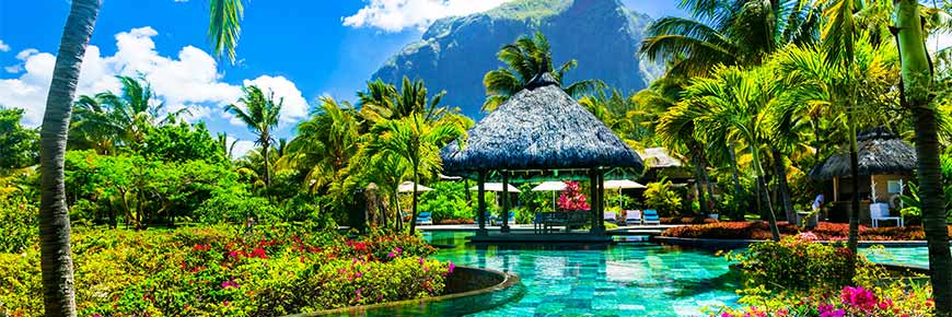 Tranquilo bar en la piscina de un resort tropical, en isla Mauricio.