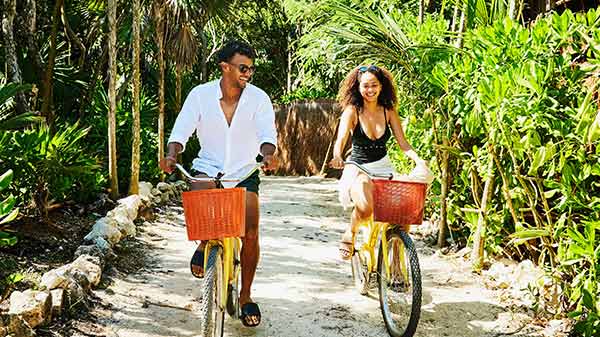Paar beim Radfahren in Mexiko. 