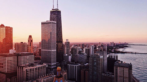 Willis Tower avec en toile de fond le lac et le ciel, Chicago, Illinois.