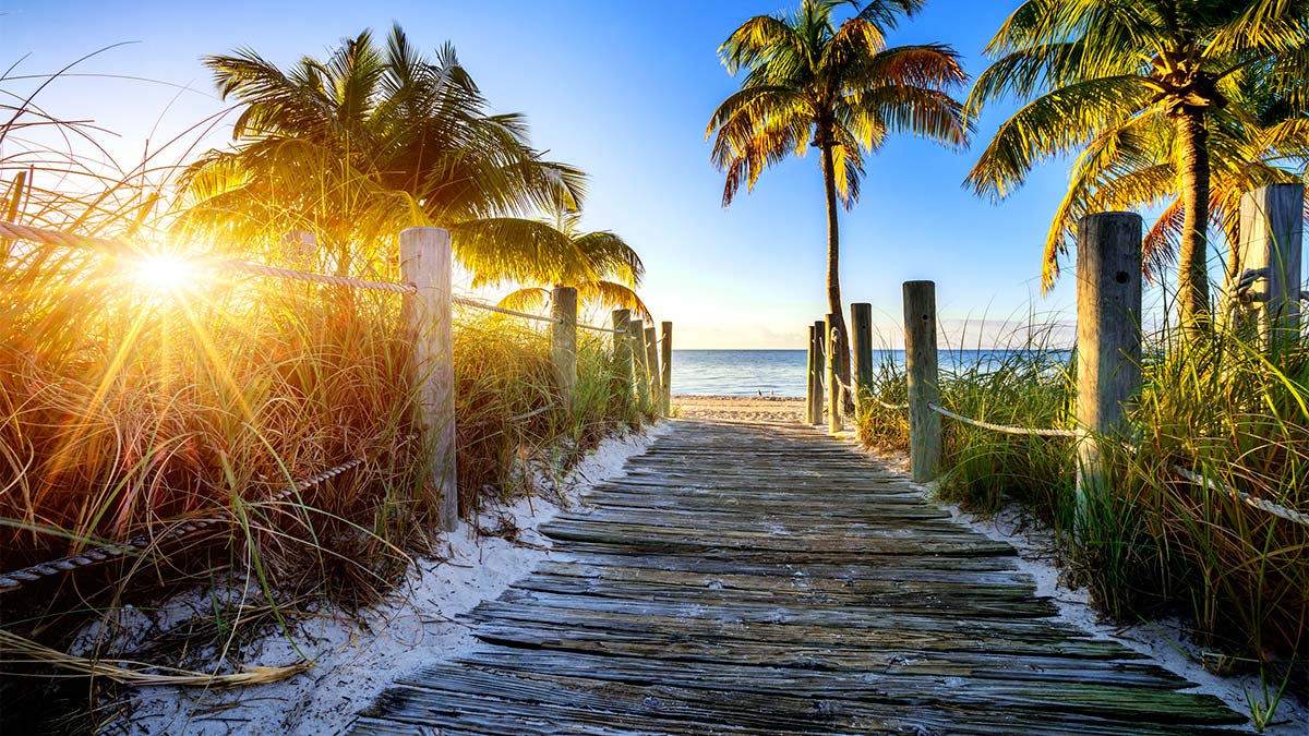 Passerelle vers une plage de Floride.