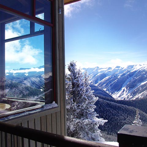 Vista da cabina da bela montanha.