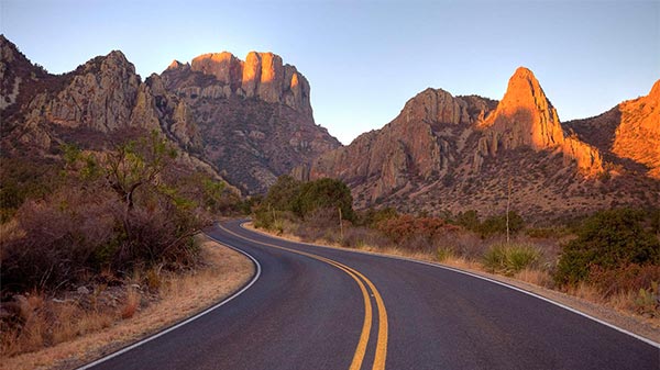 ビッグベンド国立公園近くのテキサスの風光明媚な山道。