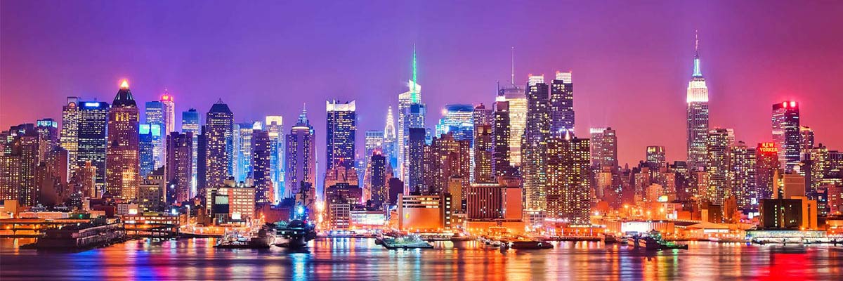 エンパイアステートビル、クライスラービル、タイムズスクエアなどが見える、夜のミッドタウン・マンハッタン。ニュージャージーから見たハドソン川と水面に映る景色。