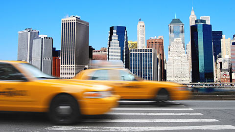 Автомобили и такси в Нью-Йорке.