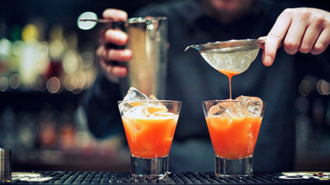 Barmann bereitet in einer Bar in Glasgow,Schottland, zwei Cocktails zu.