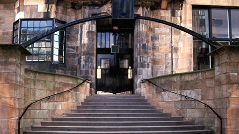 La escalera que conduce a la Glasgow School of Art.