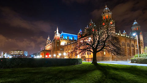 Il museo Kelvingrove illuminato di notte, Glasgow, Scozia.
