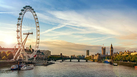 La noria London Eye junto al río Támesis, Londres, al amanecer.