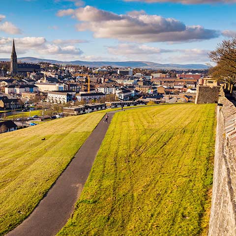 Die ummauerte Stadt Derry-Londonderry.