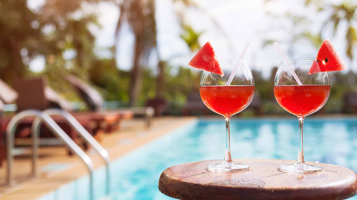 Cocktail au bord d'une piscine.