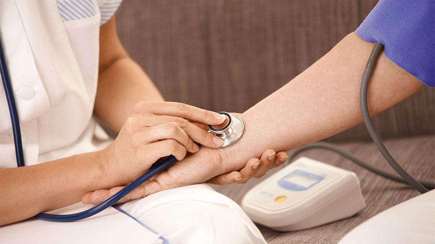 Eine Frau bekommt ihren Blutdruck gemessen.