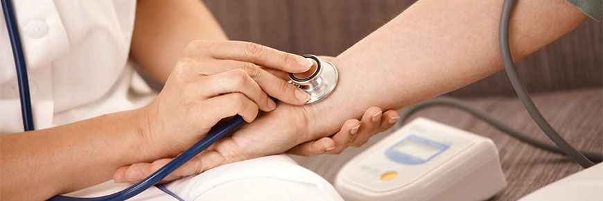 血圧を測定する看護師のクローズアップ。