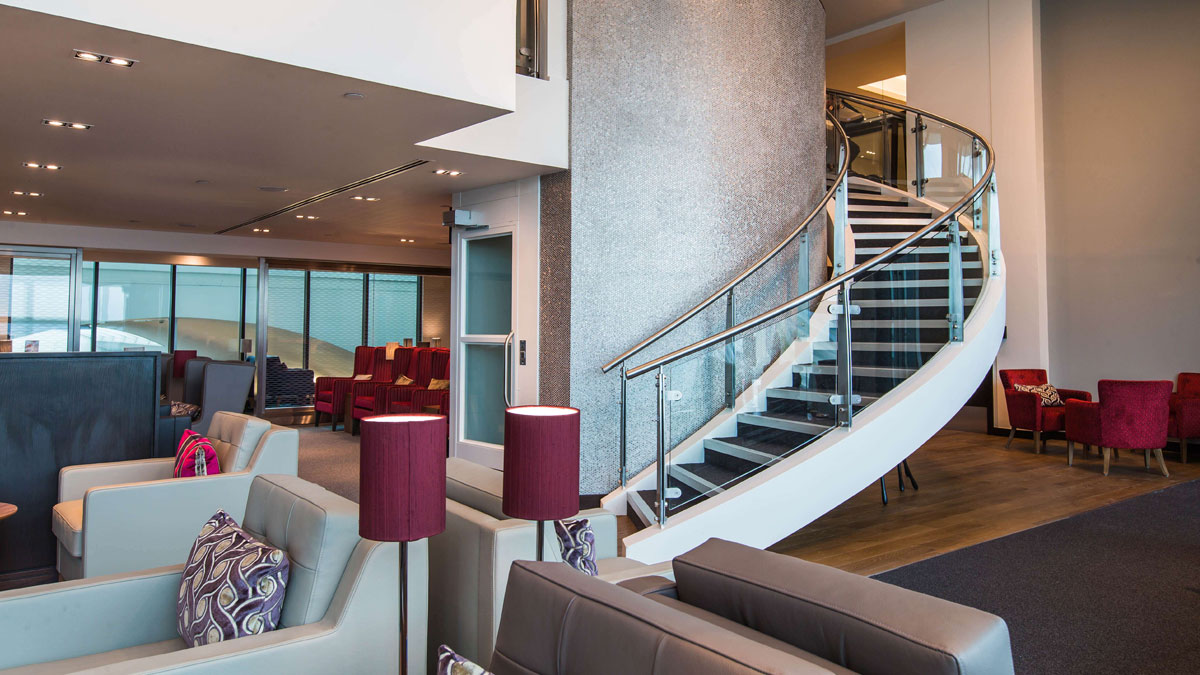 Treppe und Sitzplätze im Loungebereich von London Gatwick.
