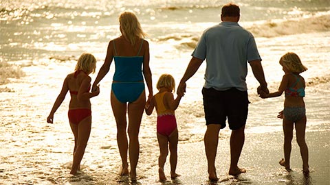 Familia cruzando el océano.