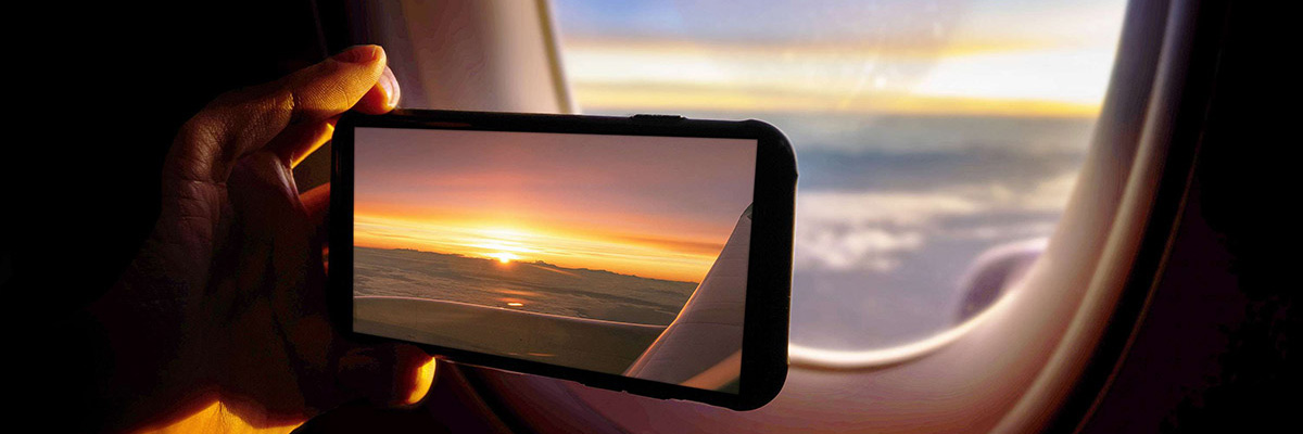Pôr do sol visto pela janela de um avião.
